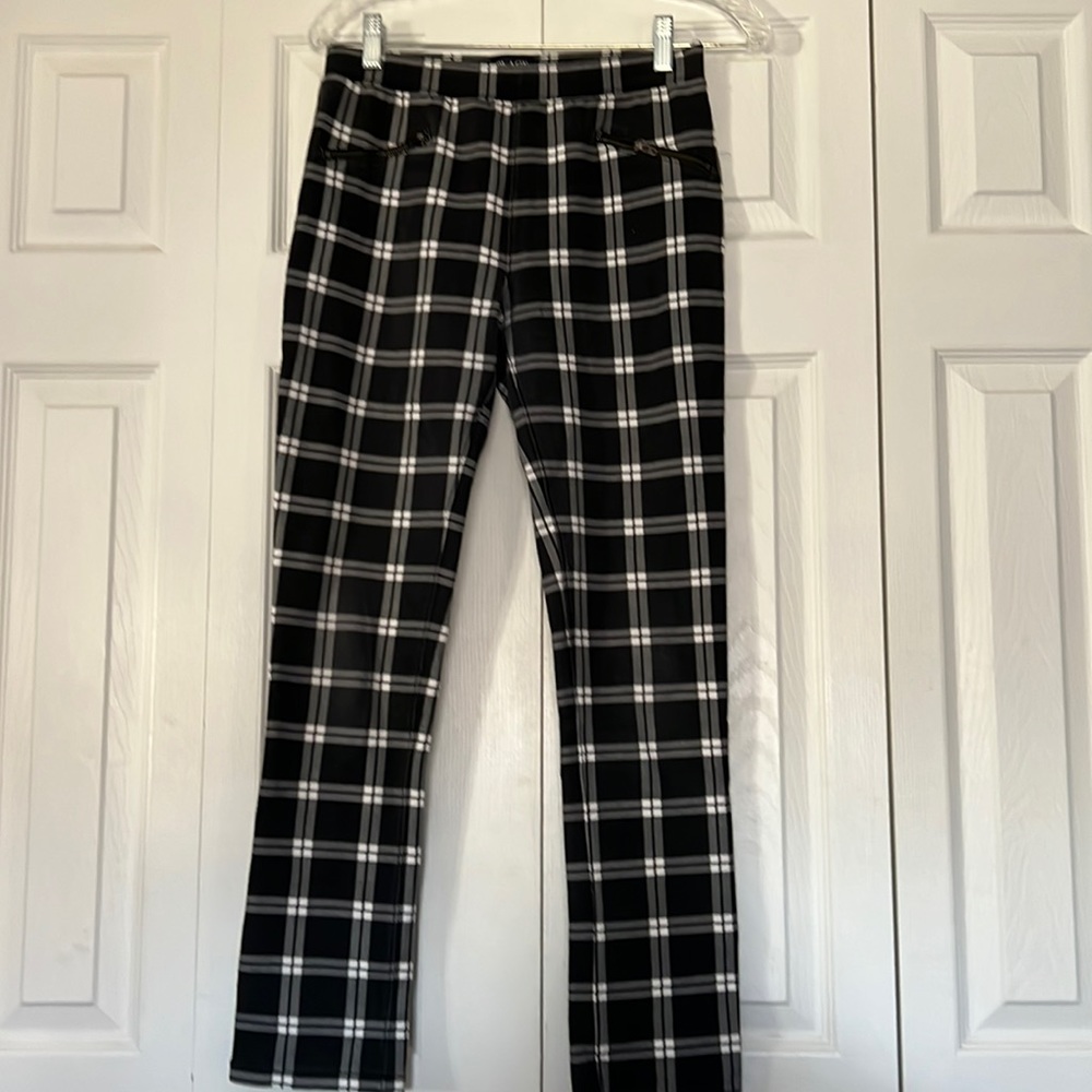 Stretchy legging material with checkered patterns